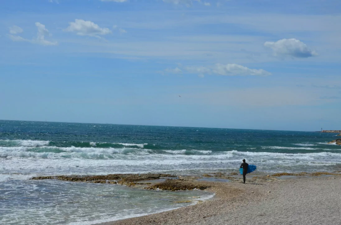 Surfer op het strand van Sausset-les-Pins