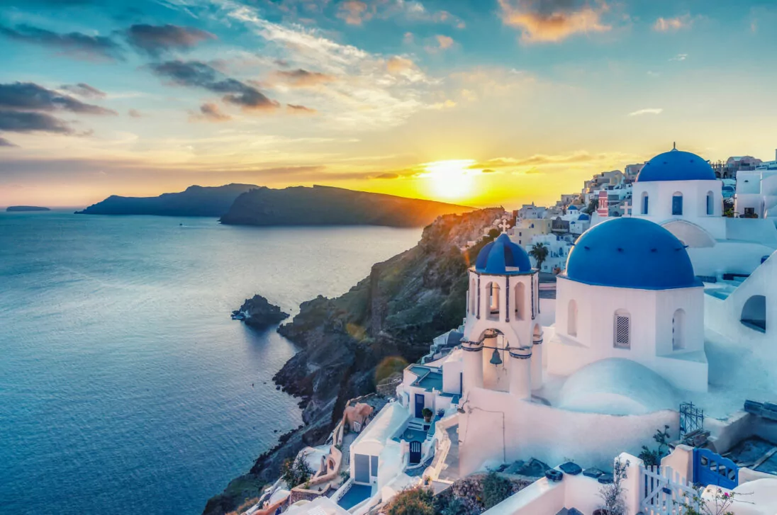 Santorini-eiland, Griekenland. Ongelooflijk romantische zonsopgang op Santorini. Oia dorp in het ochtendlicht. Geweldig uitzicht op de zonsondergang met witte huizen. Eiland van geliefden