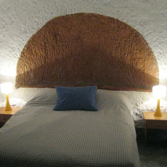 Slapen in de geborgenheid van een grot ES-18517-05_Casa Cueva Lopera_grotwoning_slaapkamer_wintersport_Spanje_Sierra Nevada_Belvilla vakantiehuizen