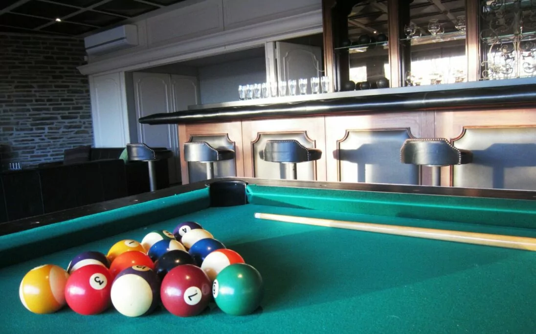 De oud-klasgenoten tafelen in de ruime eetkamer BE-4960-153 | Les Trôs Marets_Ardennen_België_Belvilla vakantiehuizen