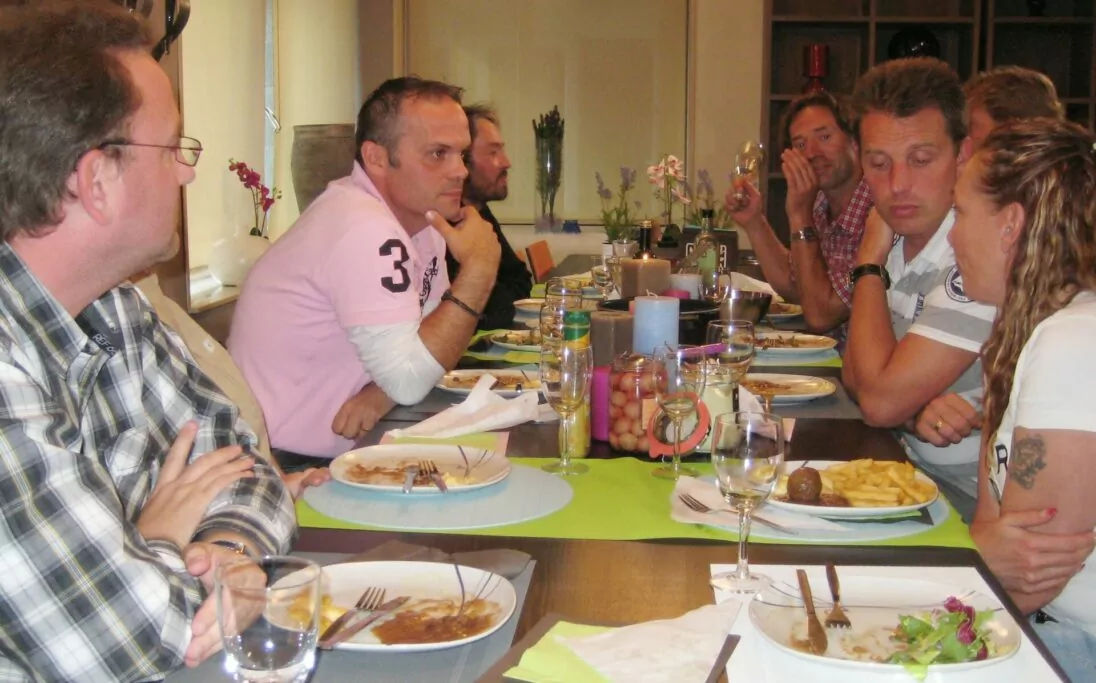 De oud-klasgenoten tafelen in de ruime eetkamer BE-4960-153 | Les Trôs Marets_Ardennen_België_Belvilla vakantiehuizen