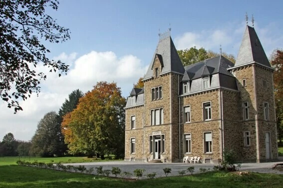 Het vroegere koetshuis La Gentilhommière bevindt zich naast het kasteel Het vroegere koetshuis van het kasteel_La Gentilhommière_BE-6929-07_Belvilla vakantiehuizen_België_Ardennen_Porcheresse