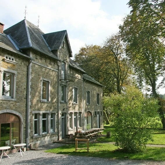 Het vroegere koetshuis La Gentilhommière bevindt zich naast het kasteel Het vroegere koetshuis van het kasteel_La Gentilhommière_BE-6929-07_Belvilla vakantiehuizen_België_Ardennen_Porcheresse