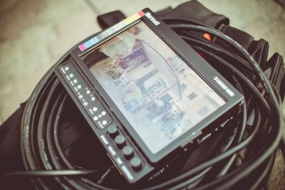 Poseren met de cast, de crew en lokale bevolking_commercial Belvilla_zorgeloos boeken