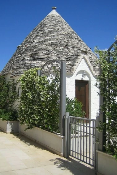 Ook binnenshuis zie je de typische bouwstijl van een trullo terug IT-74015-03_Casedda_trullo_slaapkamer_Martina Franca_Apulië_Belvilla vakantiehuizen