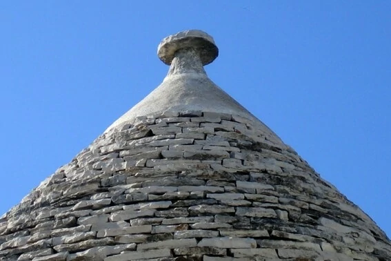 Ook binnenshuis zie je de typische bouwstijl van een trullo terug IT-74015-03_Casedda_trullo_slaapkamer_Martina Franca_Apulië_Belvilla vakantiehuizen