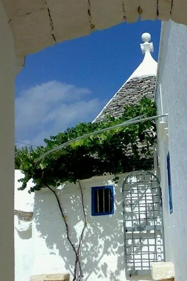 Ook binnenshuis zie je de typische bouwstijl van een trullo terug IT-74015-03_Casedda_trullo_slaapkamer_Martina Franca_Apulië_Belvilla vakantiehuizen