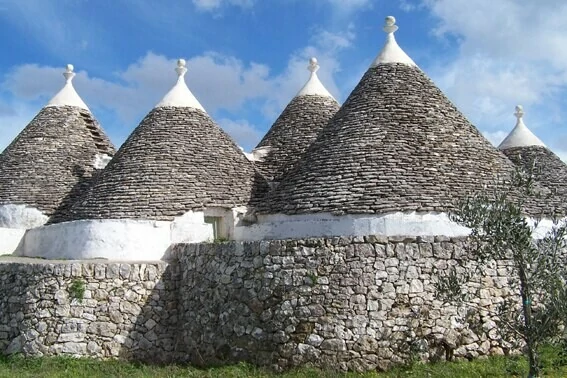Ook binnenshuis zie je de typische bouwstijl van een trullo terug IT-74015-03_Casedda_trullo_slaapkamer_Martina Franca_Apulië_Belvilla vakantiehuizen