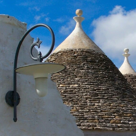 Ook binnenshuis zie je de typische bouwstijl van een trullo terug IT-74015-03_Casedda_trullo_slaapkamer_Martina Franca_Apulië_Belvilla vakantiehuizen