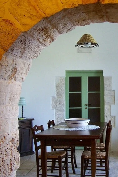 Ook binnenshuis zie je de typische bouwstijl van een trullo terug IT-74015-03_Casedda_trullo_slaapkamer_Martina Franca_Apulië_Belvilla vakantiehuizen