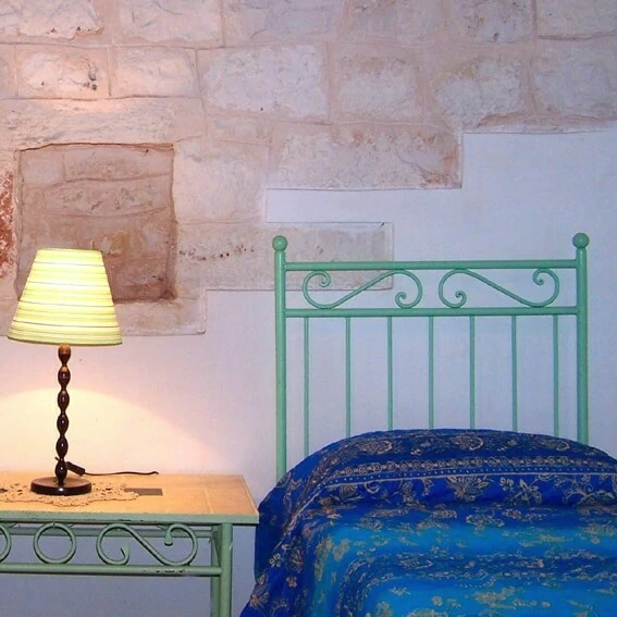 Ook binnenshuis zie je de typische bouwstijl van een trullo terug IT-74015-03_Casedda_trullo_slaapkamer_Martina Franca_Apulië_Belvilla vakantiehuizen