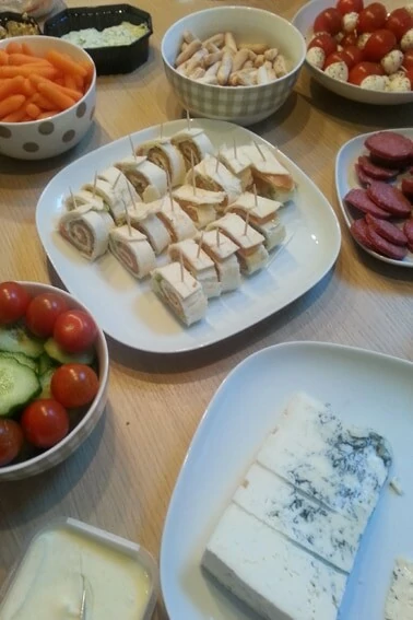 De zelfgemaakte tapas vullen de tafel van ons vakantiehuis tapas_Brugge_vakantiehuis In 't Reitje_Belvilla vakantiehuizen