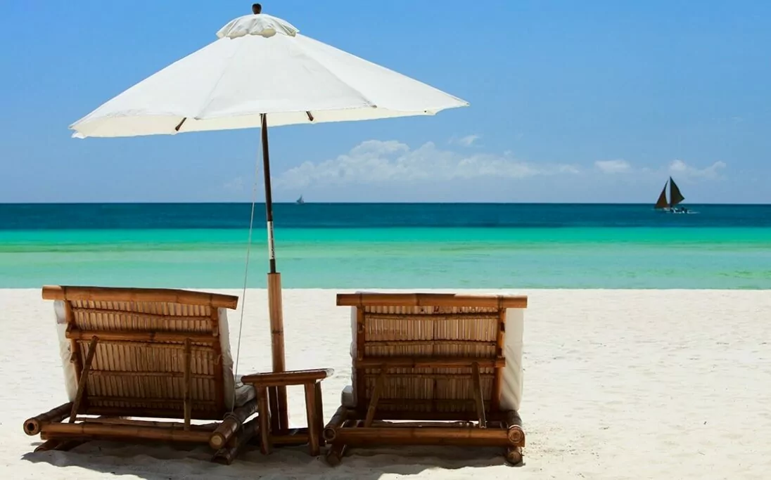 Strand met zonnebedjes