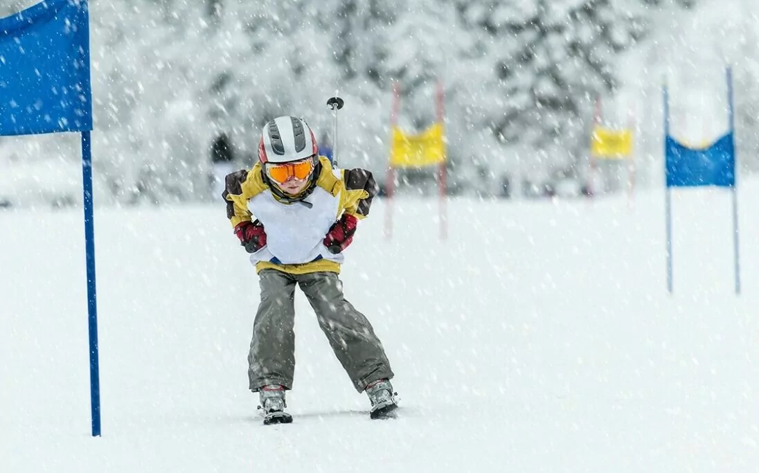 vrouw wintersport uitzicht