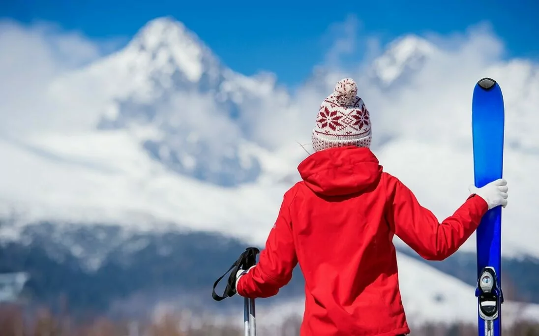 vrouw wintersport uitzicht