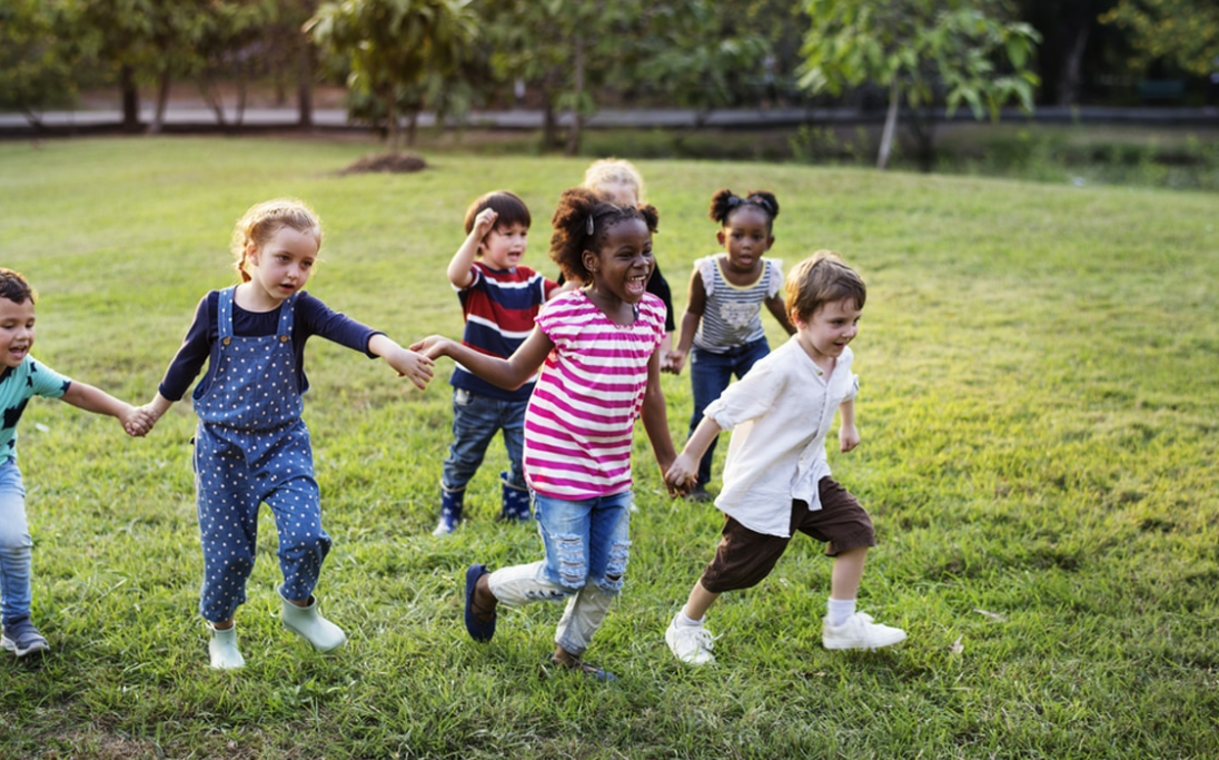 De kinderen spelen buiten