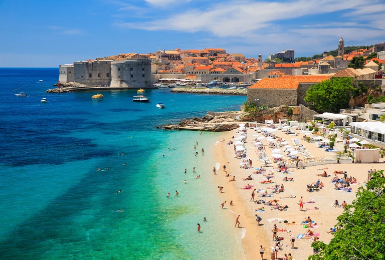 Panoramisch uitzicht op het strand en de oude stad van Dubrovnik in Kroatië