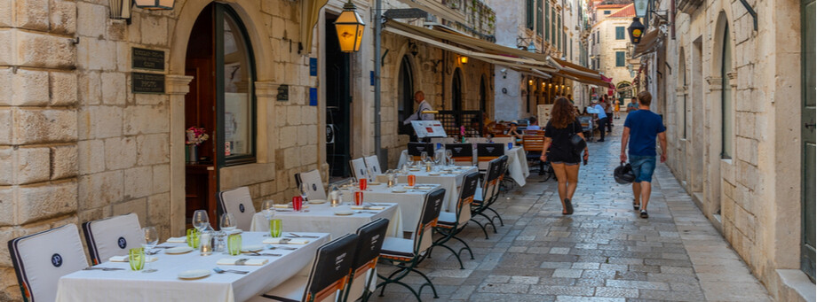 restaurenttafels op straat in Dubrovnik