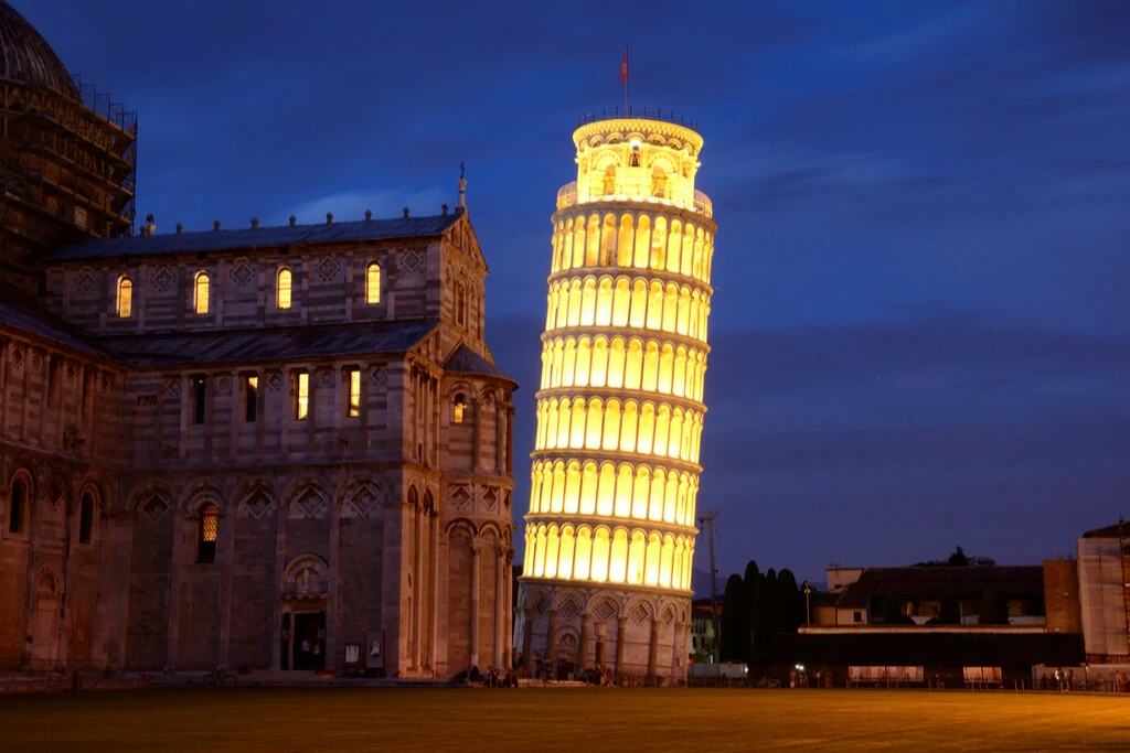 Toren van Pisa verlicht