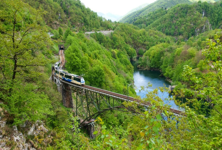 Trein op viaduct in Centovalli