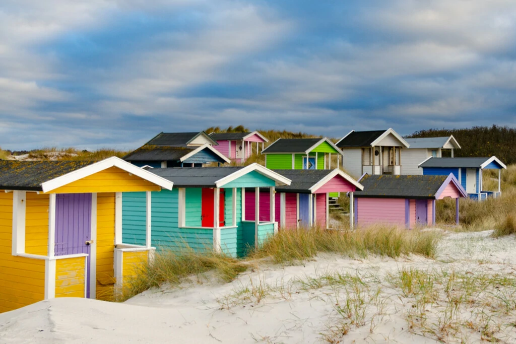 Gekleurde huisjes strand Zweden