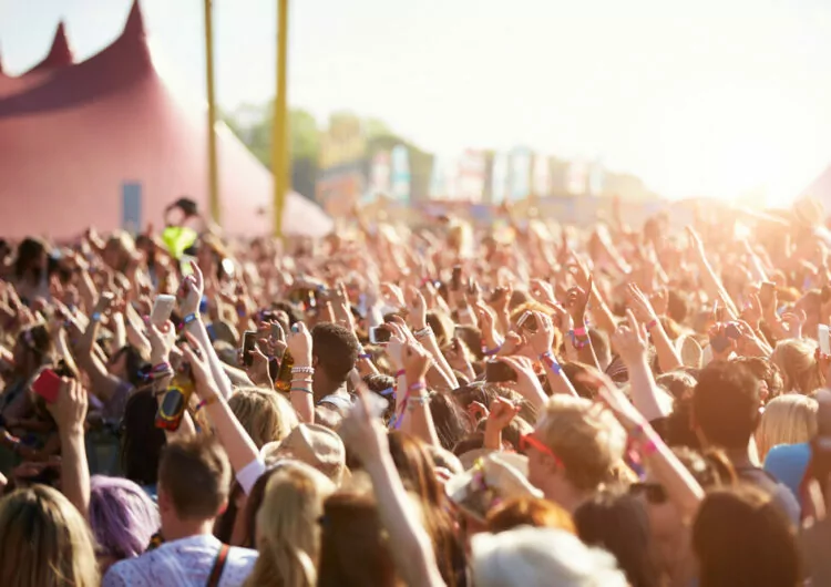 Publiek bij openlucht muziekfestival