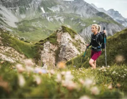 Vrouw wandelt in Oostenrijk