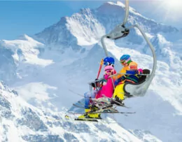 Familie in skilift Oostenrijk