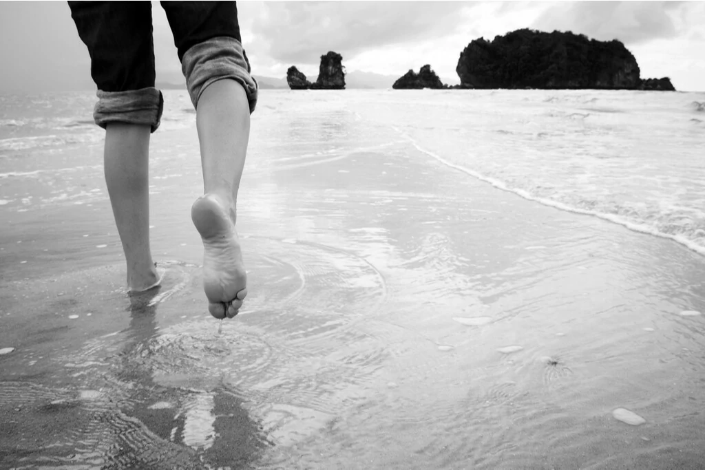 vrouw op strand in zwart-wit foto