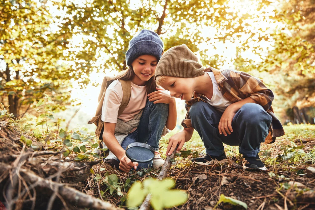 twee kinderen zoeken sporen in bos