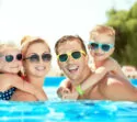 Familie in zwembad vakantiepark