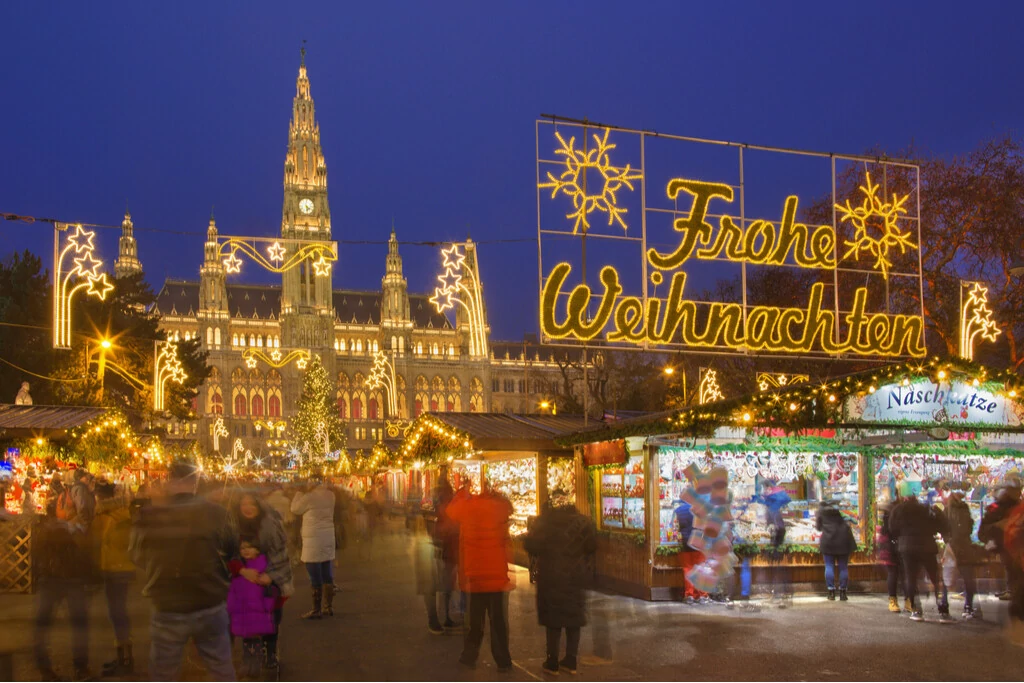 Kerstmarkt op de Rathausplatz in Wenen