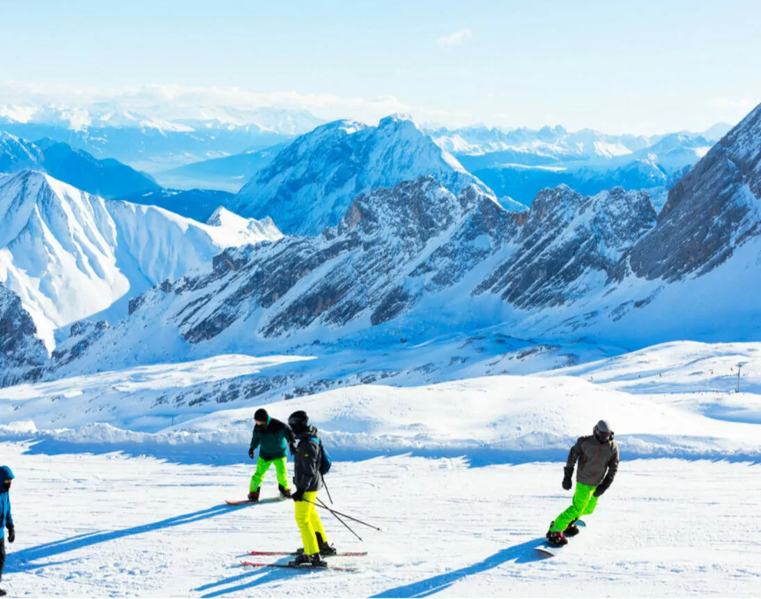 Skiërs op besneeuwde Zugspitze