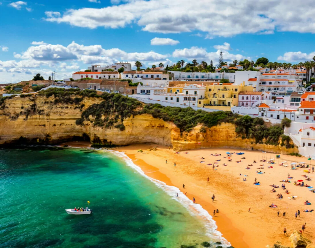 Het vissersdorp Carvoeiro in de Algarve