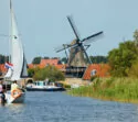 Zeilboot en molen in Friesland