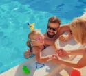 gezin in zwembad