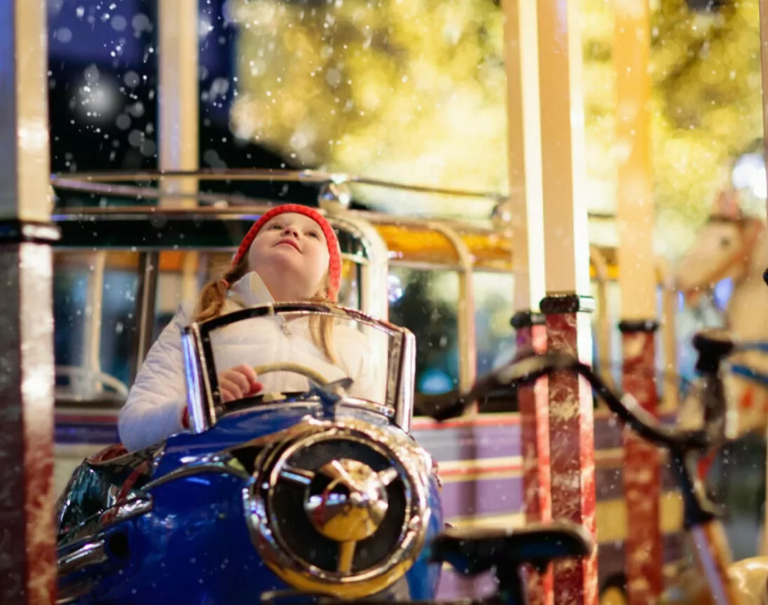 Kind op een carrousel in de winter