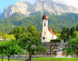 Uitzicht op de Grainau-kerk in Garmisch-Partenkirchen