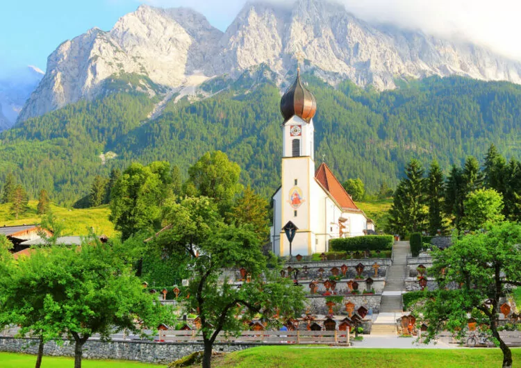 Uitzicht op de Grainau-kerk in Garmisch-Partenkirchen