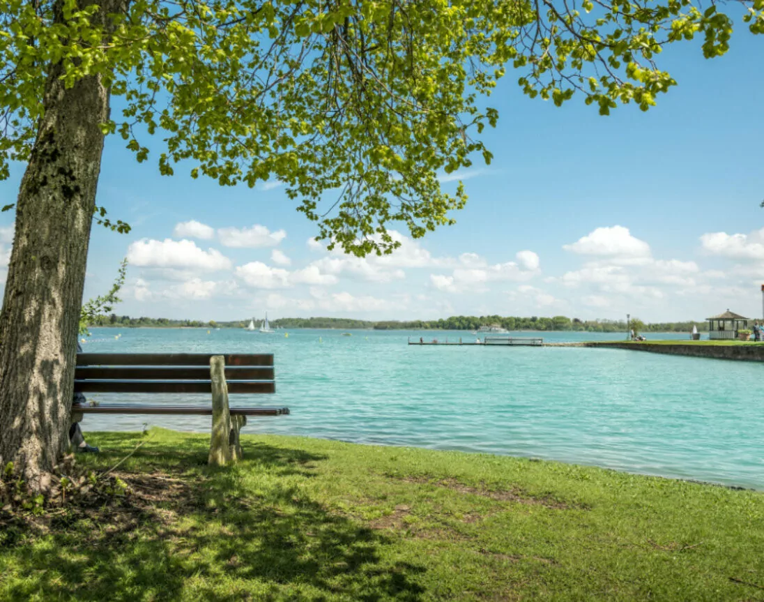 Uitzicht op de Chiemsee vanaf een bankje