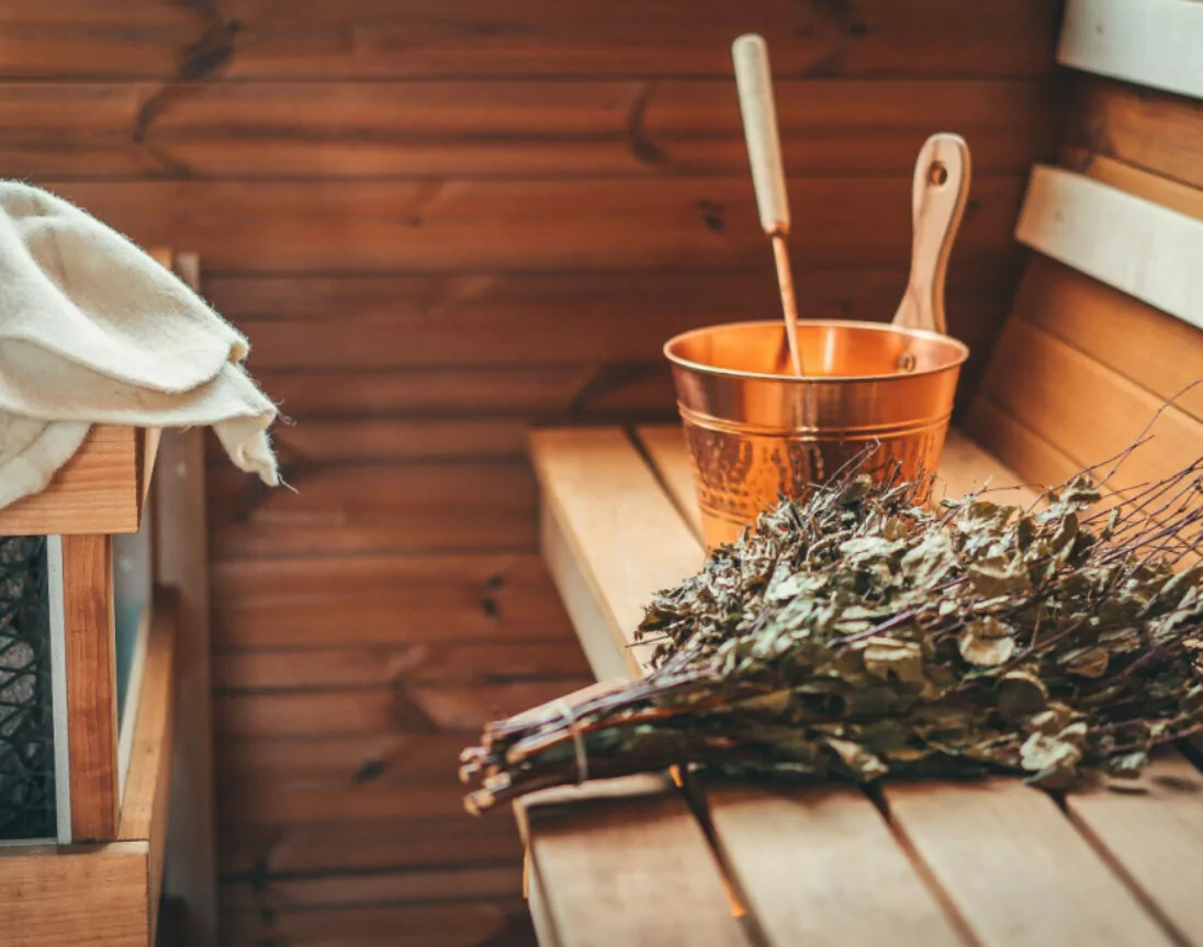 Saunatoebehoren in een houten sauna