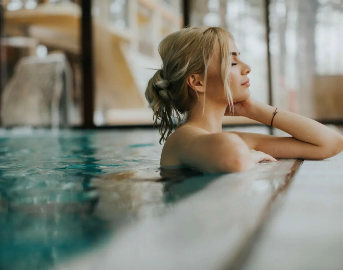 Vrouw in het water in een spa