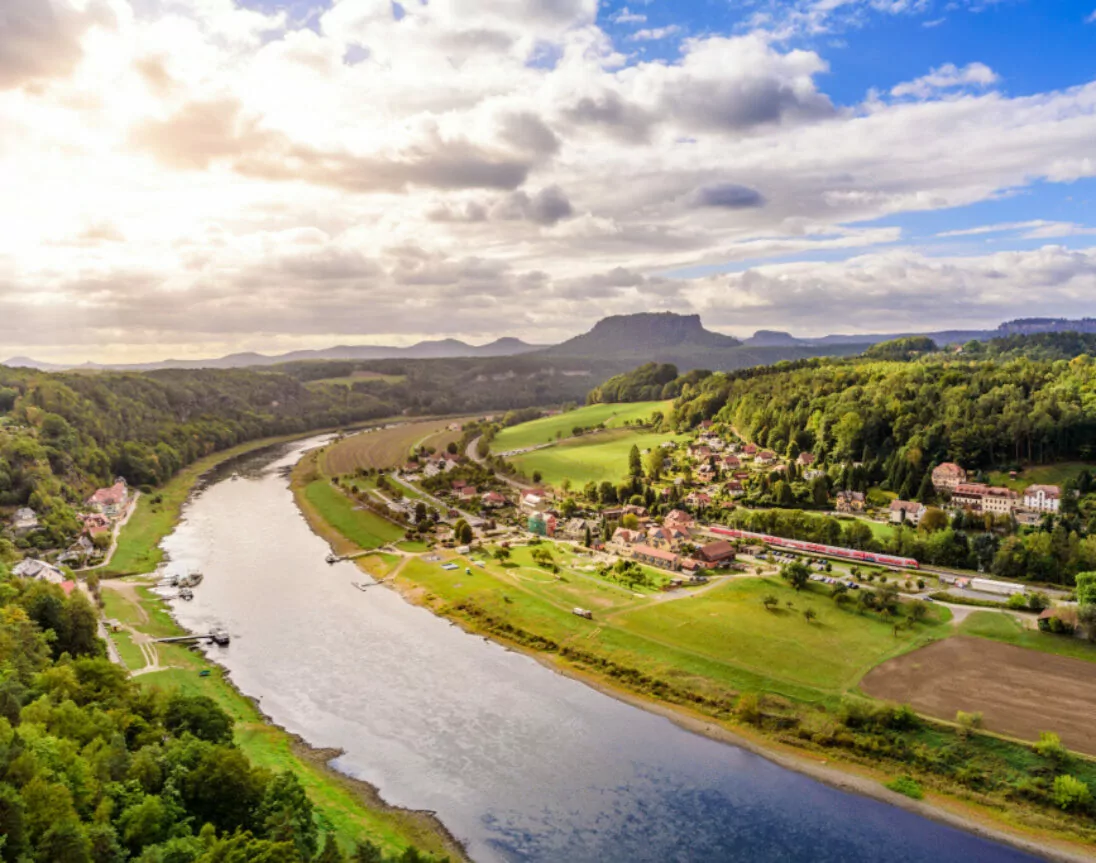 Uitzicht over Rathen in Saksisch Zwitserland