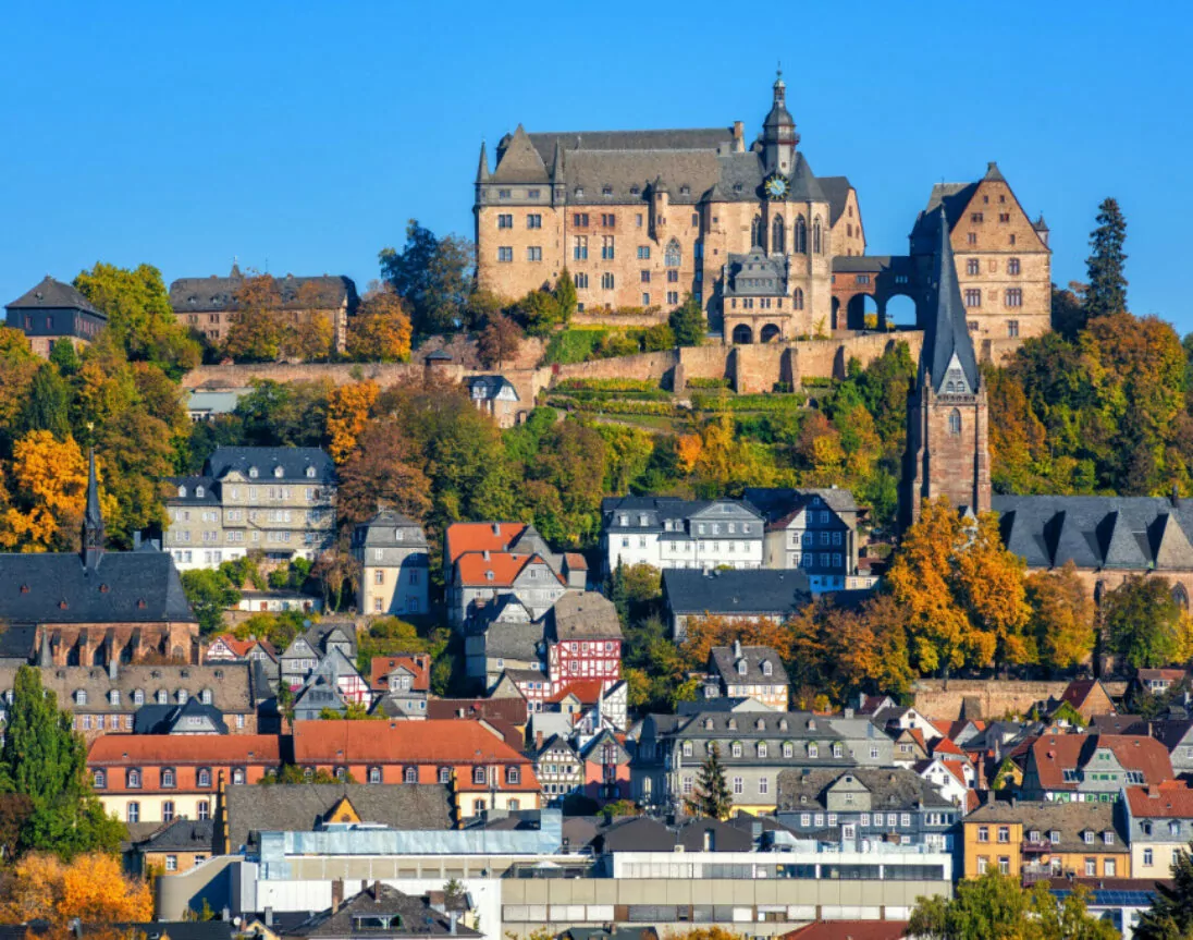 Zicht op de Schloss Marburg boven de oude stad