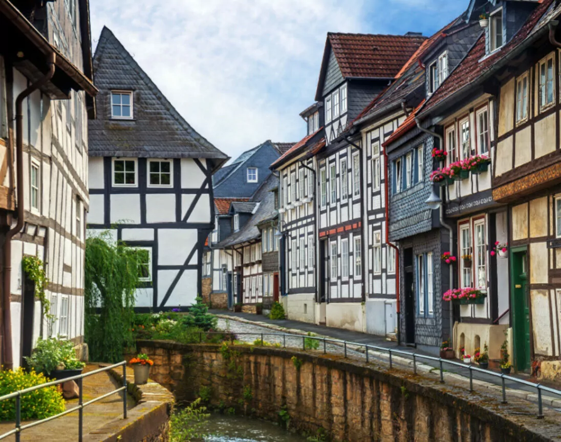 Idyllische vakwerkhuizen in Goslar neben einem Kanal