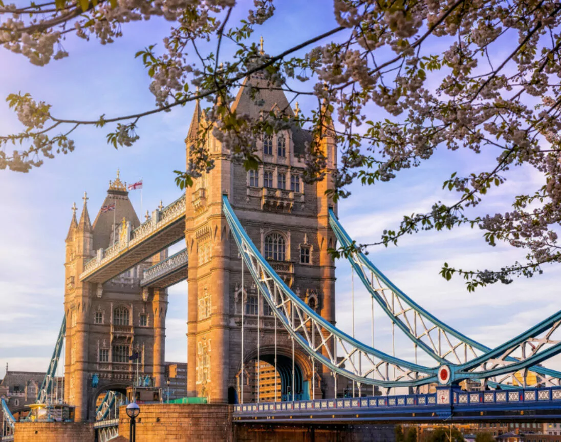 London Bridge in het voorjaar met bloemen