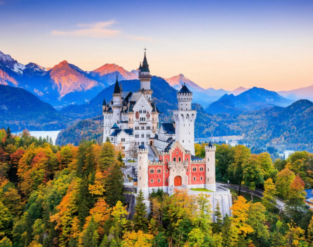 Kasteel Neuschwanstein met uitzicht op de Alpen