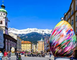 Paasmarkt met gigantisch paasei in Innsbruck