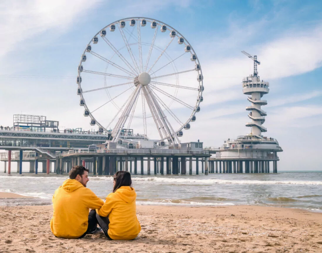 Koppel op het strand in Scheveningen