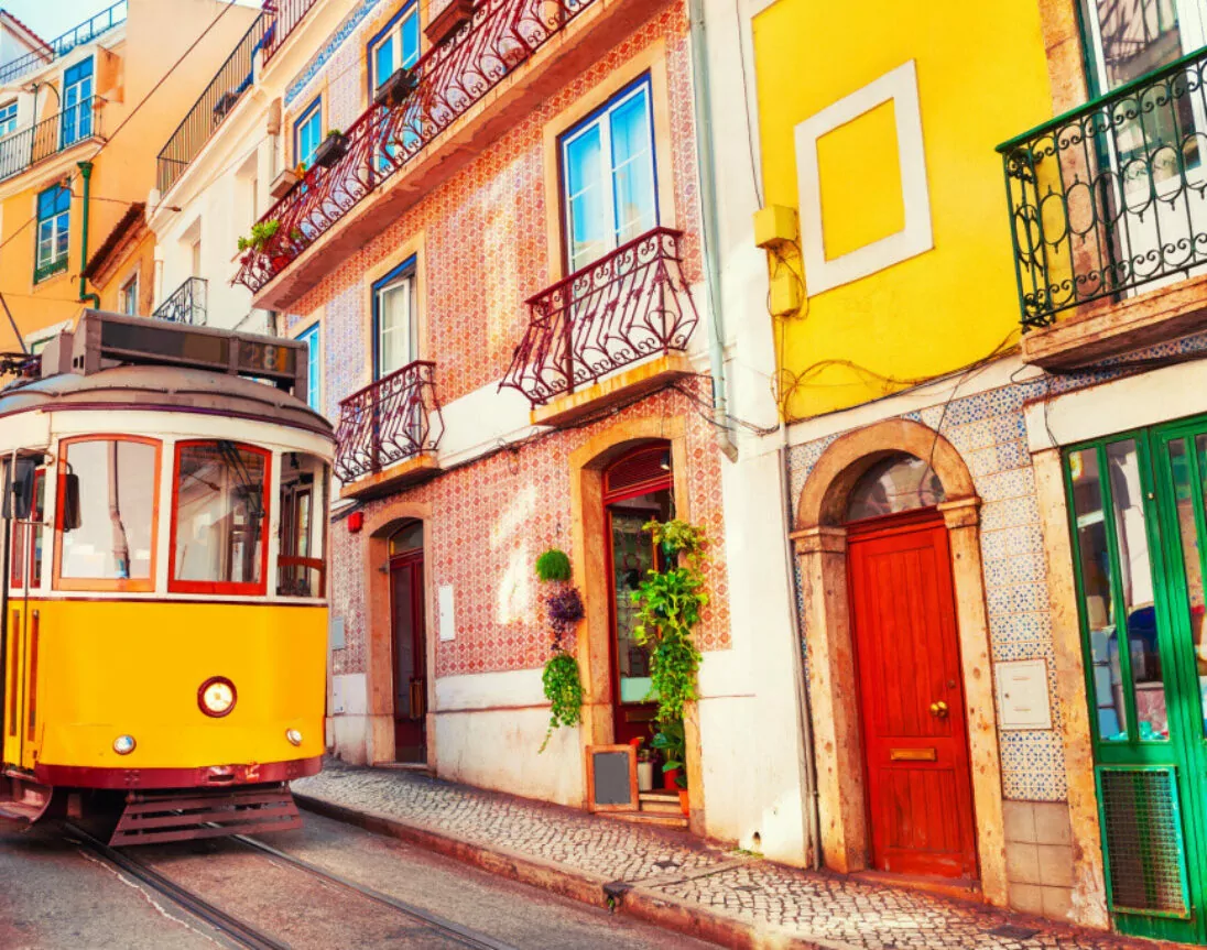 Kleurrijke tram in Lissabon